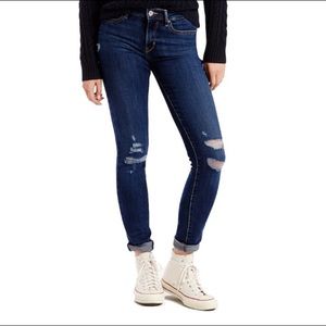 Levi’s 711 Skinny Mid Rise 2 Short